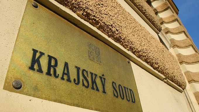 U Krajského soudu v Brně začalo jednání o tom, kolik nemocnice v Třebíči zaplatí za to, že dvěma rodinám vyměnila v porodnici děti