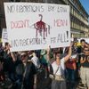 Pochod Amnesty International proti rozhodnutí amerického nejvyššího soudu v otázce potratů