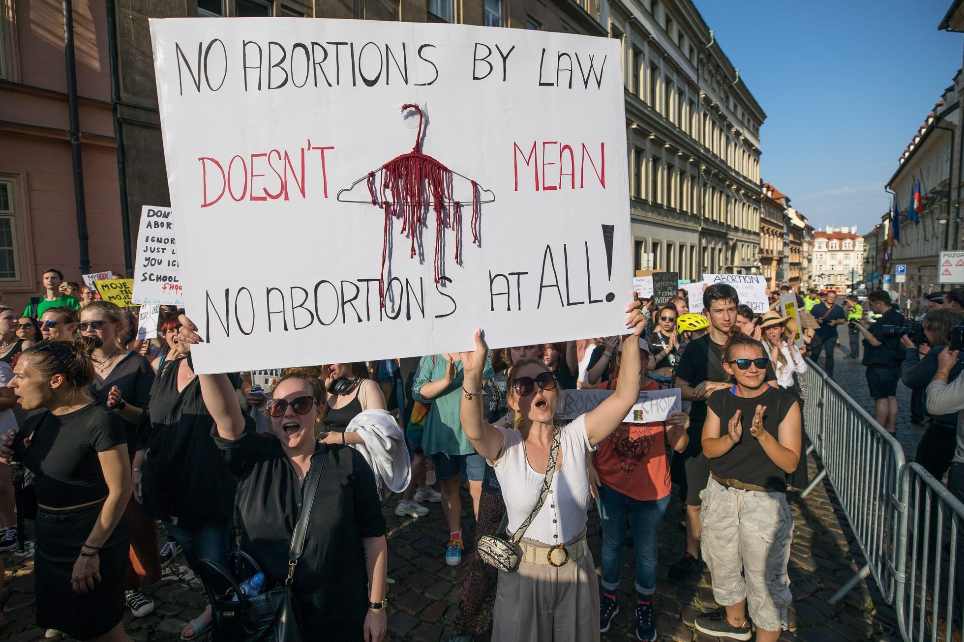 Pochod Amnesty International proti rozhodnutí amerického nejvyššího soudu v otázce potratů