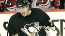 Jevgenij Malkin se raduje z gólu do sítě New Jersey Devils. Vstup do NHL se mu povedl. Metallurg Magnitogorsk by však rád jeho zámořskou radost překazil.