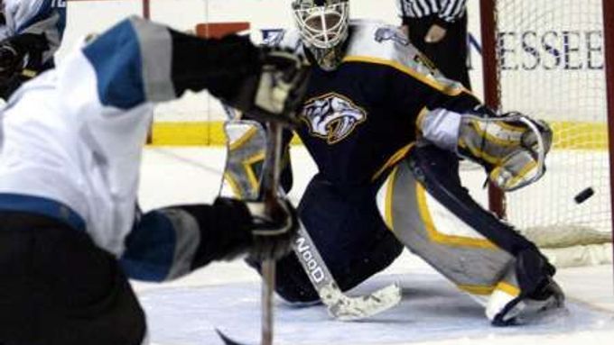 Útočník San Jose Mark Smith pálí na brankáře Nashvillu Chrise Masona. Úspěšně, Žraloci se právě ujali vedení 3:0.