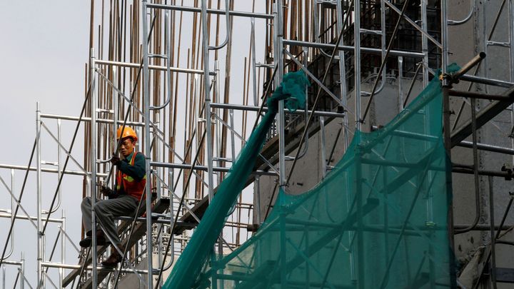 Peklo pro dělníky, nejistota pro místní. Čína buduje v Srbsku kritizovanou továrnu; Zdroj foto: Reuters