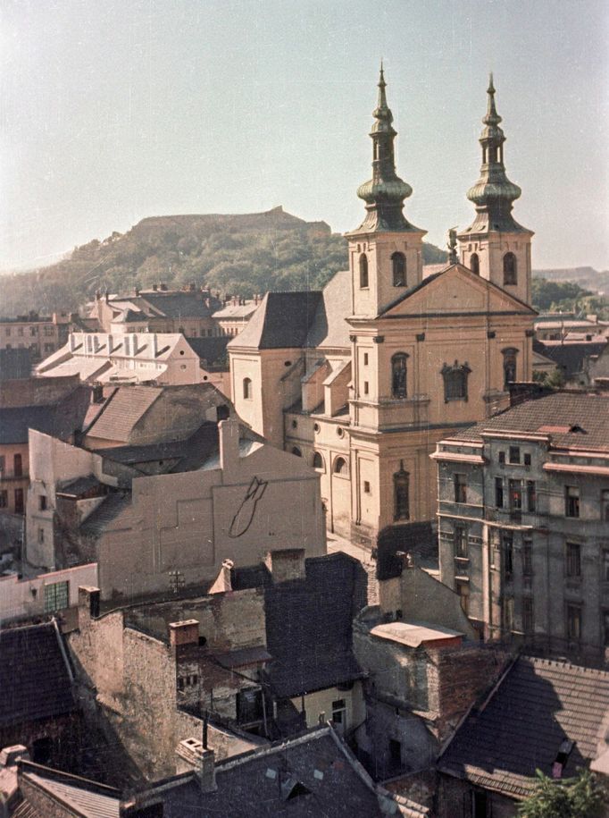 Kostel svatého Michala, v pozadí hrad Špilberk. Brno, rok 1958