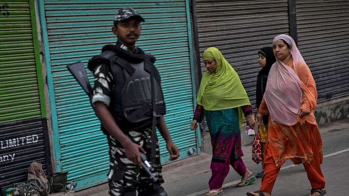 Ulice Kašmíru zaplavily desítky tisíc vojáků, kteří dohlíží na dodržování zákazu vycházení.