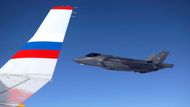 Čestný doprovod, ozbrojen či neozbrojen? Stíhací letoun F-35 doprovází letoun Iljušin Il-96-300 ruské vládní letky s ruským prezidentem Vladimirem Putinem na palubě při jeho cestě zpět do Ruska.