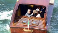 George Clooney a Amal Alamuddinová. Po svatbě na benátské radnici mávali z vodního taxi davům. V Benátsku a okolí je přes 400 svatebních lokalit a většina termínů je vyprodaná i na dva roky dopředu. Jen Clooneyho svatba zvýšila turistický zájem o Benátky o 15 procent. Průměrná zahraniční svatba zde zaměstná až 30 dodavatelských firem.