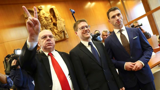 Zleva člen německé NPD Peter Marx, právník strany Peter Richter a její lídr Frank Franz poté, co soud rozhodl, že jejich partaj nezakáže.