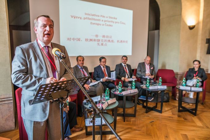 Rektor Tomáš Zima zahajoval v roce 2016 první konferenci pořádanou Česko-čínským centrem UK.