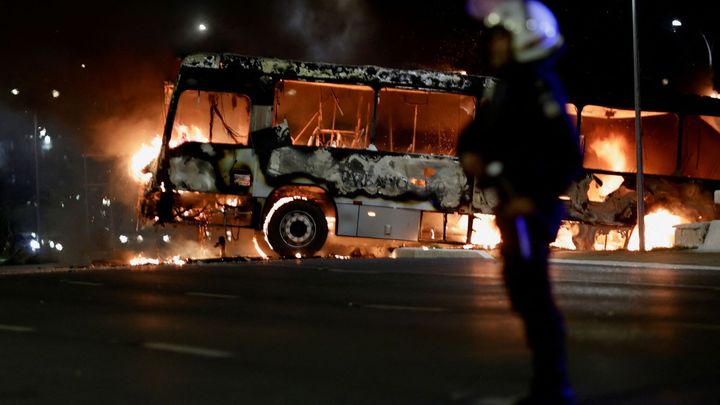 Hořící autobusy a slzný plyn. Příznivci Bolsonara se v metropoli střetli s policií; Zdroj foto: Reuters