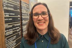 Návrat po 26 letech. Do sněmovny zasedla Luxova dcera. "Učil mě odpovědnosti," říká