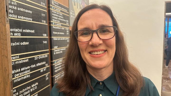 Návrat po 26 letech. Do sněmovny zasedla Luxova dcera. "Učil mě odpovědnosti," říká