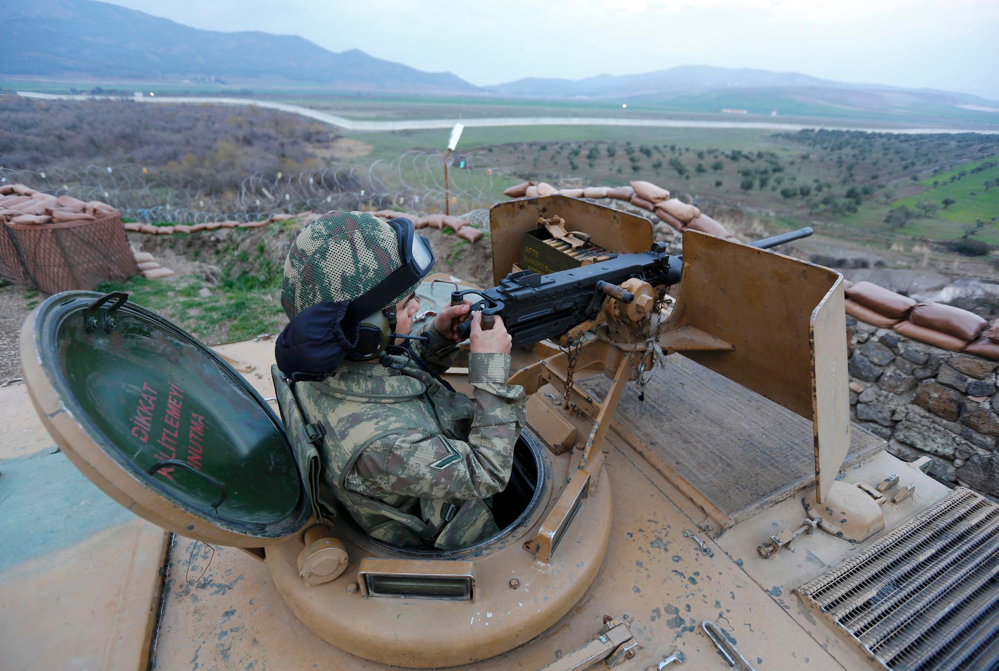 Turecký voják na hranici se Sýrií.