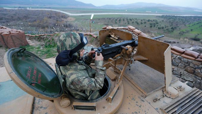 Turecký voják na syrské hranici.