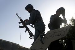 Ozbrojenci zaútočili na vojenskou základnu v Afghánistánu, zemřelo padesát vojáků