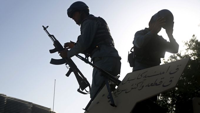 Policie z útoku viní Tálibán, oficiálně se k němu ale zatím nikdo nepřihlásil.