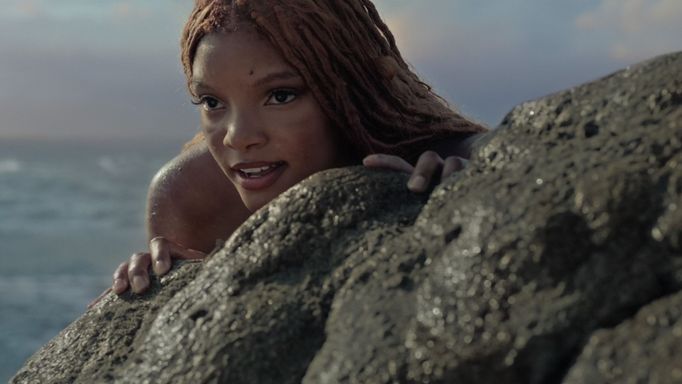 Halle Bailey jako Ariel.