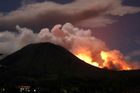 Erupce sopky v Indonésii vyhání tisíce lidí z domovů