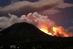 Erupce sopky v Indonésii vyhání tisíce lidí z domovů