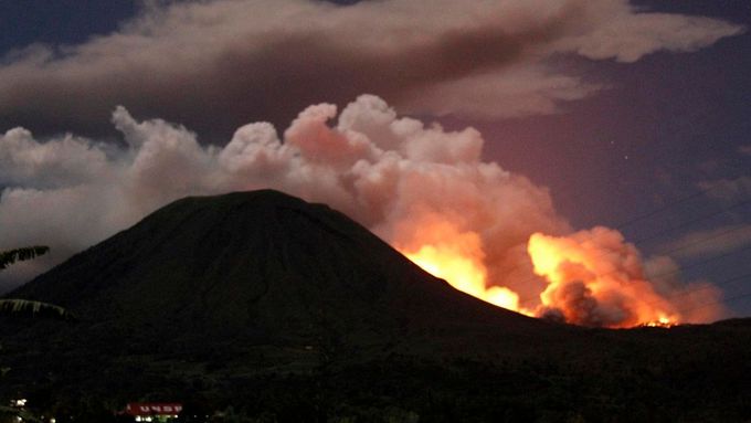 Sopka Lokon v akci. Snímek z 15. 7. 2011