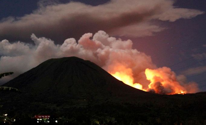 Sopka Lokon v akci. Snímek z 15. 7. 2011