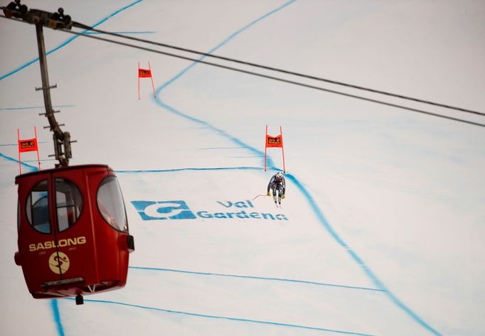 Závod ve sjezdovém lyžování ve Val Gardeně.