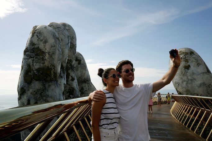 Obří ruka podpírá na kopci Ba Na v nadmořské výšce 1000 metrů nad mořem lávku nazvanou Gold Bridge v blízkosti města Danang ve Vietnamu.