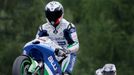 Kolumbijský motocyklista MotoGP Yonny Hernandez jede kvalifikační jízdu na Velké ceně České republiky 2012 v Brně.