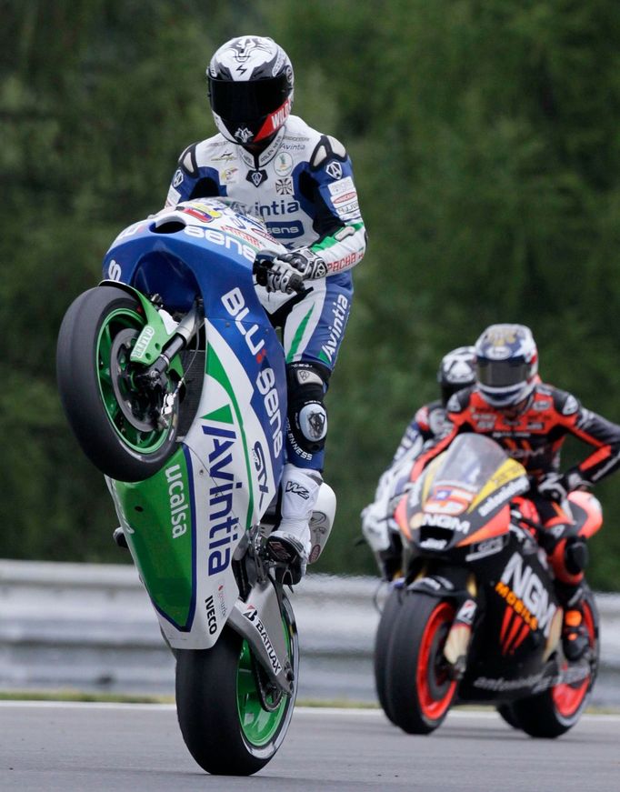 Kolumbijský motocyklista MotoGP Yonny Hernandez jede kvalifikační jízdu na Velké ceně České republiky 2012 v Brně.