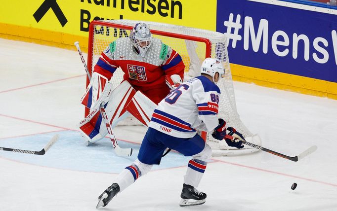 Joel Farabee a Lukáš Dostál ve čtvrtfinále MS 2024 Česko - USA