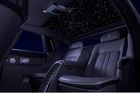 Hvězdné nebe (Rolls-Royce) – Opulentní limuzíny a kupé pro nejbohatší musí zaujmout extra výbavou. Co si takhle objednat osvětlení kabiny pomocí hvězdného nebe, které tvoří stovky bodů? Obloha se vyrábí ručně a je možné si na přání zvolit i oblíbenou hvězdnou konfiguraci.