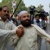 Zatýkání jednoho z protestujících v Pákistánu