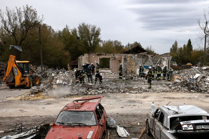 Hasiči odklízejí trosky po ruském útoku na vesnici Hroza.