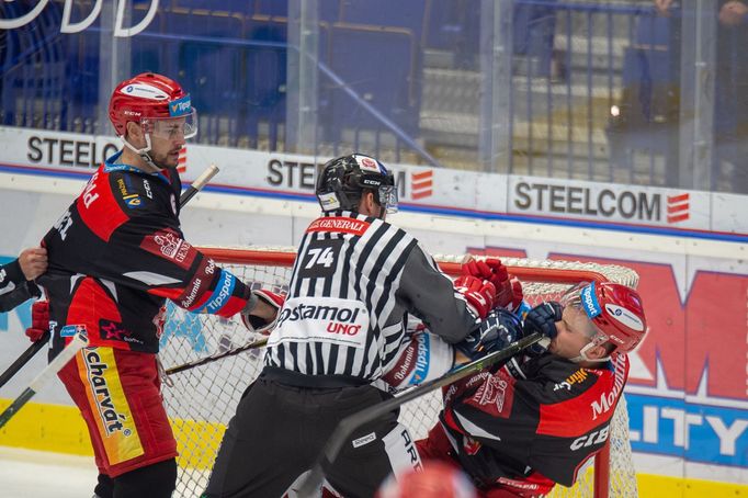 13. kolo hokejové Tipsport extraligy, Vítkovice - Hradec Králové: Oskars Cibulskis z Hradce v šarvátce před brankou.