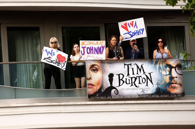 Fanoušci s transparenty na podporu Johnnyho Deppa.