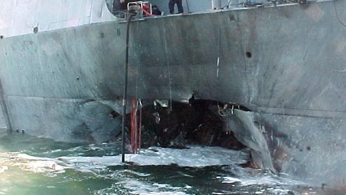 Při útoku na USS Cole v roce 2000 zahynulo 17 amerických námořníků.