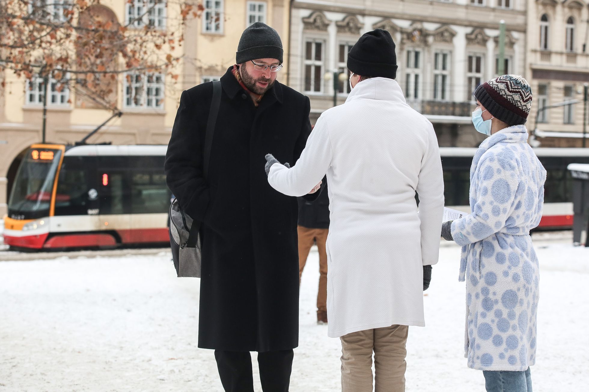 Protest studentů v županech za návrat do škol a podporu petice Nesmíme obětovat děti, 11. únor 2021