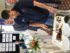 Jan Železný krájí dort, který dostal k 10. výročí svého dosud platného světového rekordu.