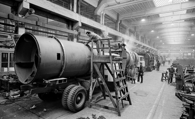 Záběr z Brandýských strojíren a sléváren, kde se v roce 1968 vyráběly popelářské vozy Škoda 706 RTK.