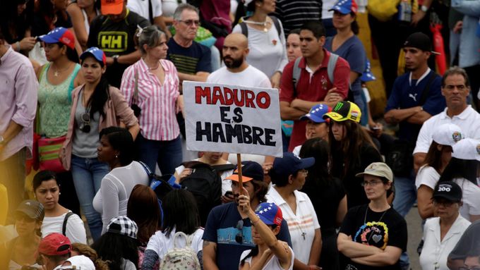 "Maduro je hlad" říká nápis na ceduli demonstranta ve Venezuele.