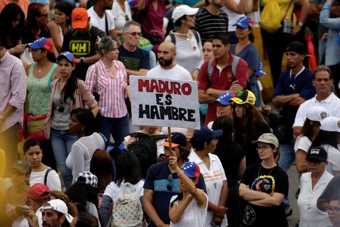 Demonstranti ve Venezuele s nápisem "Maduro je hlad".