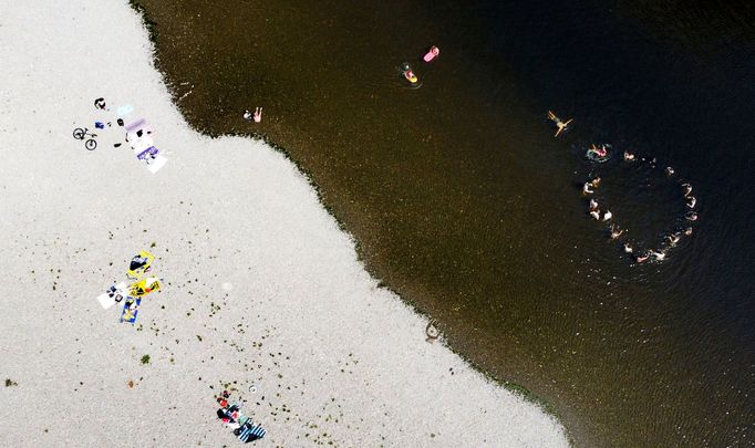 Lidé se koupou v řece Wye během vlny veder v Británii.