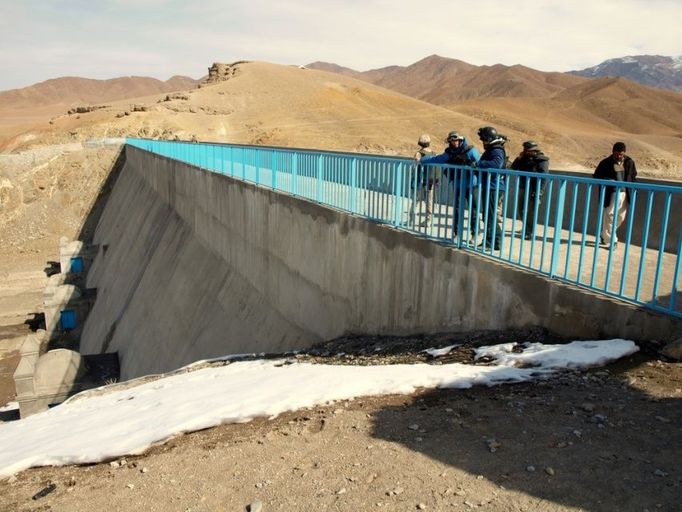 Český Provinční rekonstrukční tým ve východoafghánské provincii Logar dokončil zatím svůj největší projekt. Revitalizace přehradní nádrže Surchab byla zahájena již v prvním roce působení českého PRT a stála celkově 18 milionů korun. Vodu z jediné funkční přehrady v provincii využívají tisíce afghánských farmářů.