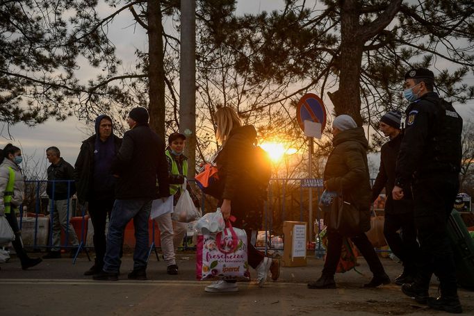 Ukrajinci utíkají před ruskými útoky. Lidé na fotografiích přechází hranici s Rumunskem.