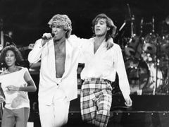 Britské duo Wham! během vystoupení na koncertě v Pekingu v roce 1985.