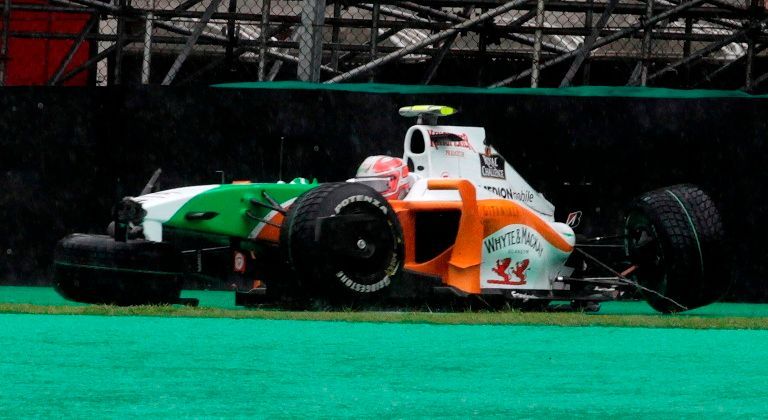 Takhle skončil v deštivé kvalifikaci pilot Force India Liuzzi.