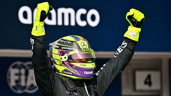 Lewis Hamilton z Mercedesu slaví vítězství ve VC Maďarska 2023
