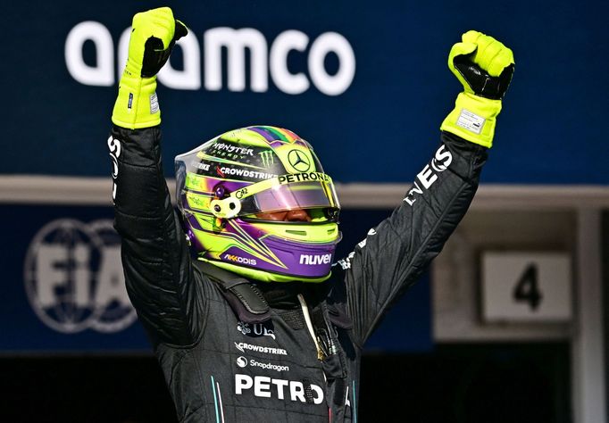 Lewis Hamilton z Mercedesu slaví vítězství ve VC Maďarska 2023