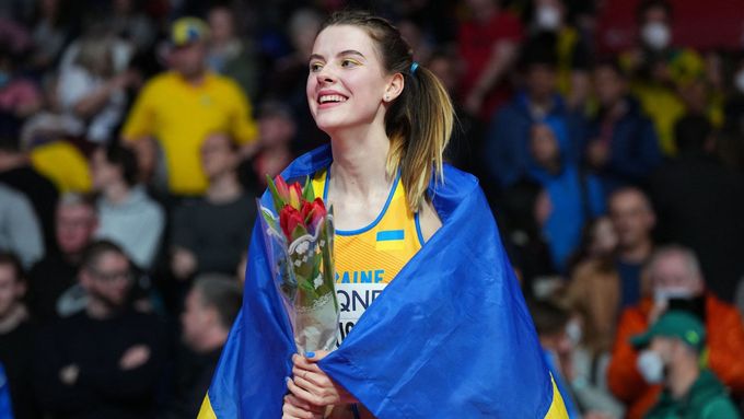 Jaroslava Mahučihová slavila triumf na letošním halovém mistrovství světa zahalená do ukrajinské vlajky