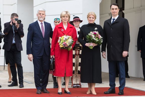 Prezidenti Česka a Slovenska se svými partnery.