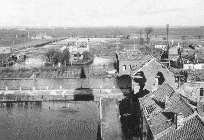 Ukázky fotografií z knihy "Kříže a hvězdy od Dunkerque" připomínající účast československých vojáků při obléhání Dunkirku v roce 1944.